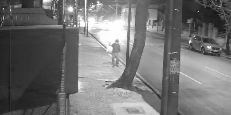 Após sofrer mal súbito e cair na rua, idoso é atropelado e motorista vai embora sem prestar socorro, veja o vídeo