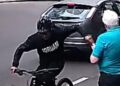 Câmera flagra criminoso de bicicleta arrancando celular da mão de idoso no Batel, veja o vídeo