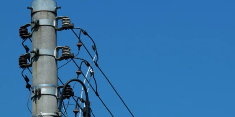 Homens morrem eletrocutados ao tentarem consertar linha telefônica, no Paraná