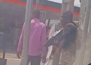 Criminosos assaltam banco na RMC e fazem reféns