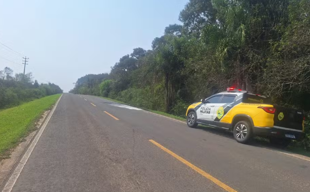 Carro pega fogo, passageira desembarca e acaba atropelada por outro veículo, no Paraná
