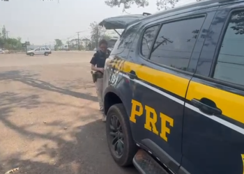 Após abordagem de rotina, PRF flagra drogas e armas dentro de carro no Paraná
