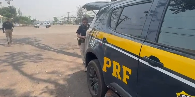 Após abordagem de rotina, PRF flagra drogas e armas dentro de carro no Paraná