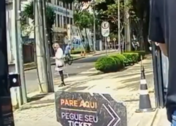 Criminoso de bicicleta arranca celular da mão de ex-governadora do Paraná e foge, veja o vídeo