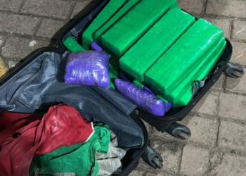 Polícia Militar do Paraná prende mulher por tráfico de drogas em ônibus de viagem na fronteira do estado