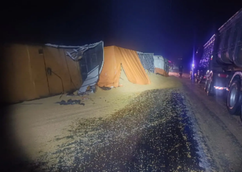 Motociclista escapa por pouco de ser atropelado por caminhão bitrem na BR-376