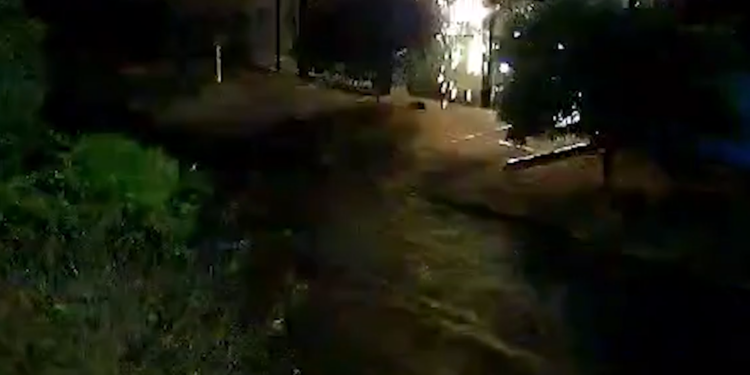 Mulher quase é atingida por raio no Paraná; veja o vídeo