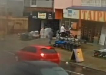 Câmeras de segurança registraram execução no bairro Sítio Cercado; autor do crime já está identificado, veja o vídeo