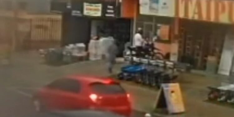 Câmeras de segurança registraram execução no bairro Sítio Cercado; autor do crime já está identificado, veja o vídeo