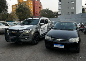 Policiais militares recuperam carro e proprietária se emociona