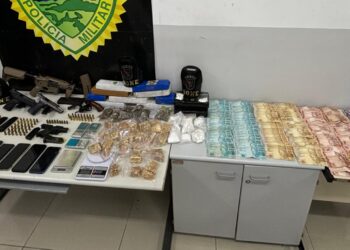 RONE apreende fuzil, pistolas, revólver, drogas e dinheiro com criminoso tornozelado em Curitiba