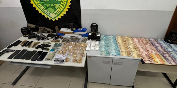 RONE apreende fuzil, pistolas, revólver, drogas e dinheiro com criminoso tornozelado em Curitiba