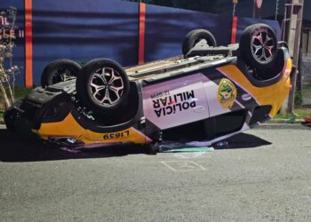 Motorista avança preferencial, atinge viatura e policiais ficam feridos, veja o vídeo