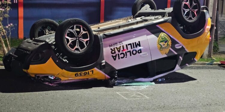 Motorista avança preferencial, atinge viatura e policiais ficam feridos, veja o vídeo