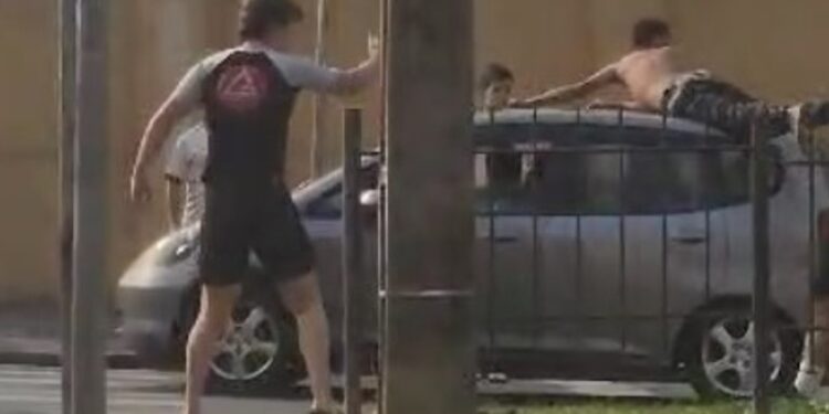 Indivíduo em surto sobe em carros, apanha e invade hospital no centro de Curitiba, veja o vídeo