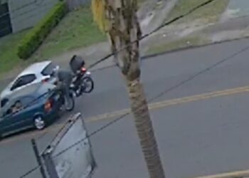 Câmera flagra colisão de moto em carro em Curitiba, veja o vídeo