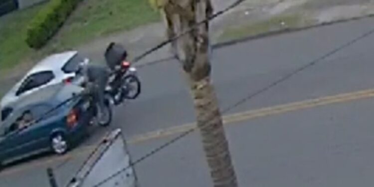 Câmera flagra colisão de moto em carro em Curitiba, veja o vídeo