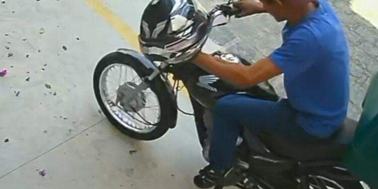 Indivíduo é pego pela população após furtar moto, veja o vídeo