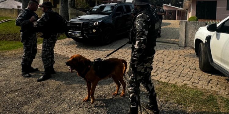 Após acompanhamento tático a carro carregado com drogas, um é preso e outro morre em confronto com a PM