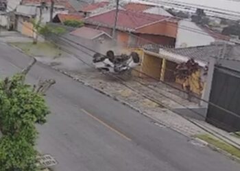 Rapaz morre após capotamento e colisão contra muro de residência em Curitiba, veja o vídeo
