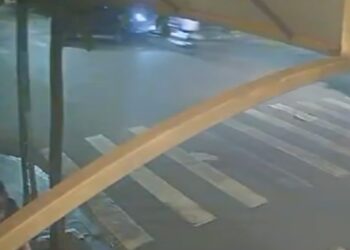 Jovem em moto perde a vida em colisão frontal; câmera de segurança registrou o acidente