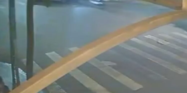 Jovem em moto perde a vida em colisão frontal; câmera de segurança registrou o acidente