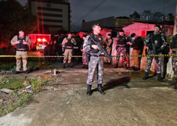 Armado com submetralhadora, indivíduo enfrenta a PM e tomba em confronto