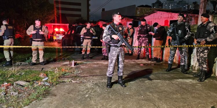 Armado com submetralhadora, indivíduo enfrenta a PM e tomba em confronto