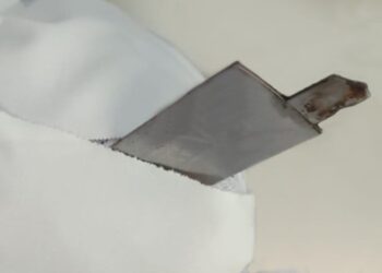 Homem é socorrido consciente com faca cravada na cabeça em Curitiba