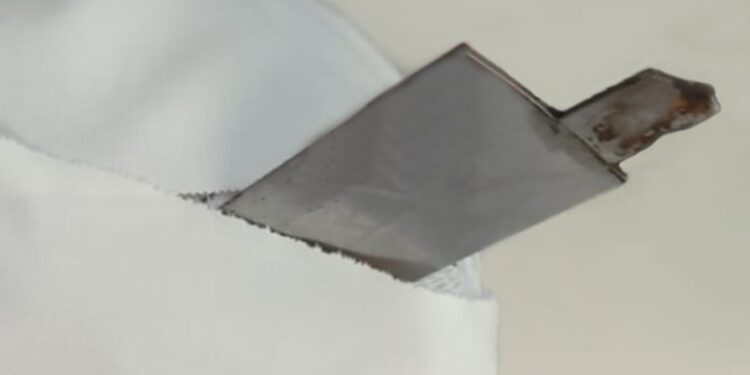 Homem é socorrido consciente com faca cravada na cabeça em Curitiba