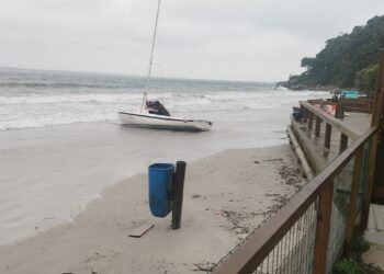 Ação rápida da PMPR garante resgate de tripulantes de veleiro naufragado na Ilha do Mel