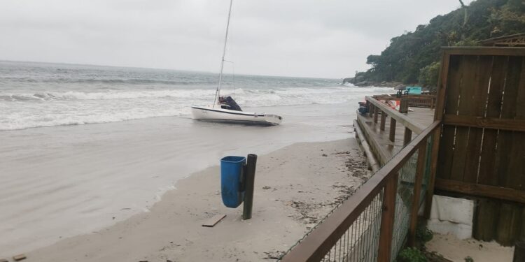 Ação rápida da PMPR garante resgate de tripulantes de veleiro naufragado na Ilha do Mel