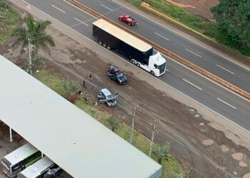 PF apreende veículo com mais de 300 kg de maconha