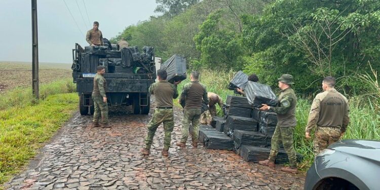 PF e PM/PR apreendem centenas de caixas de cigarros