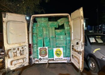 PF e PM apreendem van com cigarros contrabandeados