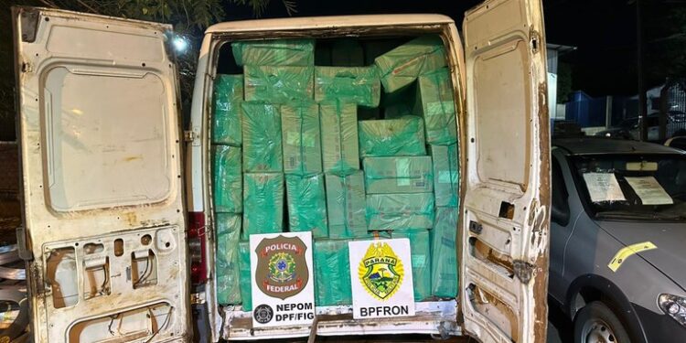 PF e PM apreendem van com cigarros contrabandeados