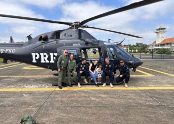Helicóptero da PRF transporta criança de 3 anos para realizar transplante em Curitiba (PR)