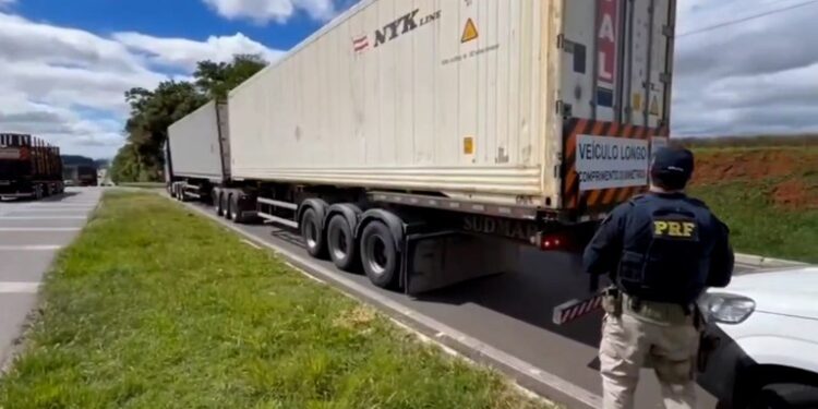 PRF flagra carreta com mais de 18 toneladas de excesso de peso em Ponta Grossa