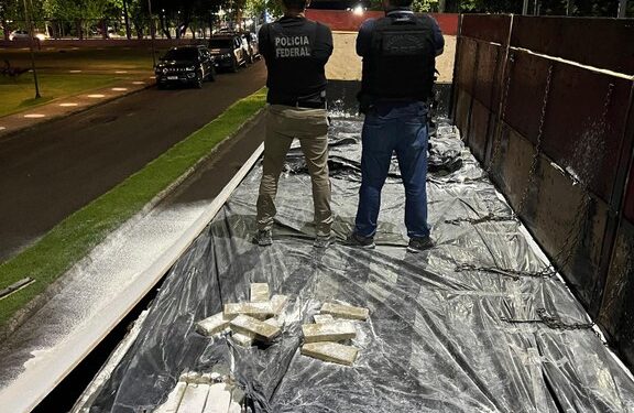PF prende motorista transportando mais de 1,7 tonelada de maconha em fundo falso