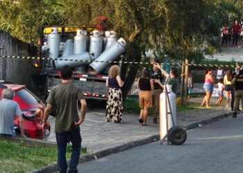 Caminhão com cilindros de gás desce rua e mata idosa na calçada