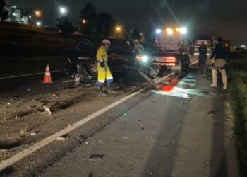 Motorista perde controle de carro e morre após colisão contra dois caminhões, na Rodovia do Xisto