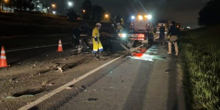 Motorista perde controle de carro e morre após colisão contra dois caminhões, na Rodovia do Xisto