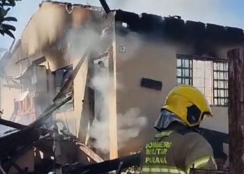 Mulher é presa após tentar matar a mãe, irmã e colocar fogo em casa