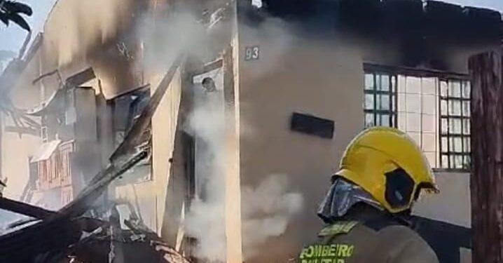 Mulher é presa após tentar matar a mãe, irmã e colocar fogo em casa