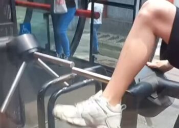 Homem leva soco e fica ferido ao tentar impedir que adolescente entrasse sem pagar em ônibus; casos são constantes