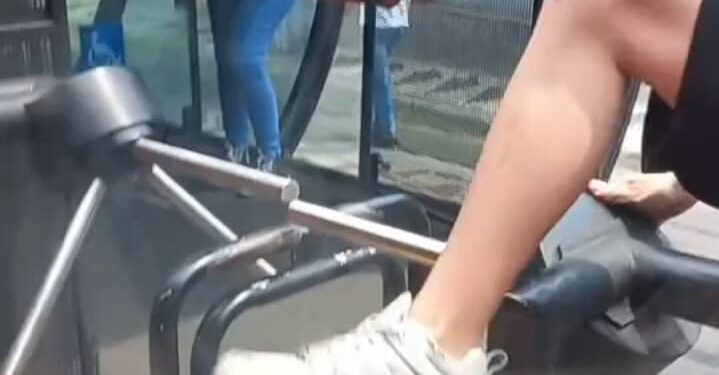 Homem leva soco e fica ferido ao tentar impedir que adolescente entrasse sem pagar em ônibus; casos são constantes