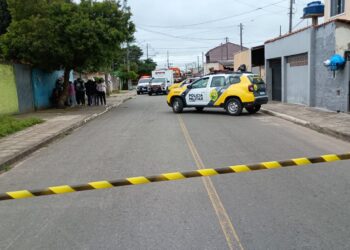 Mulher de bicicleta morre ao ser atingida por caminhão na RMC