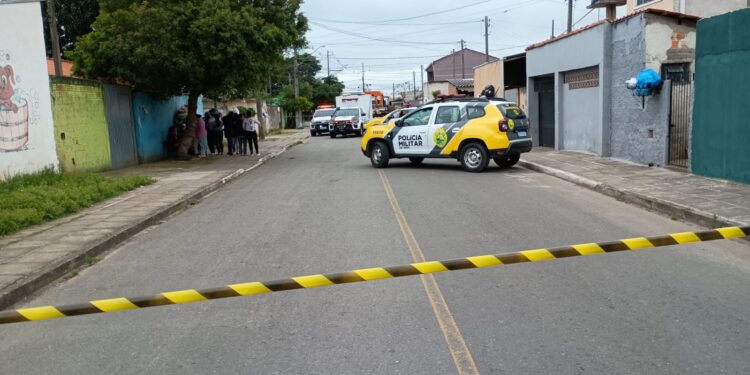 Mulher de bicicleta morre ao ser atingida por caminhão na RMC