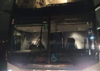 Tragédia na BR-376, rodado de caminhão solta, atravessa pista, atinge deck superior de ônibus e mata passageiro