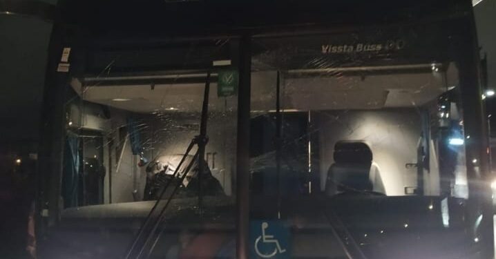 Tragédia na BR-376, rodado de caminhão solta, atravessa pista, atinge deck superior de ônibus e mata passageiro